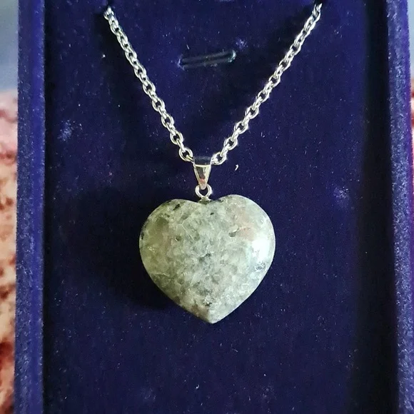 Natural Yooperlite Heart Shape Pendant Necklace 24" In Silver Plate - Picture 2 of 9